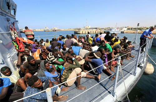 Migrantes rescatados por la guardia costera de Libia