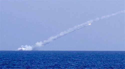 Submarinos rusos lanzan misiles contra posiciones de Daesh en Siria Submarinos rusos lanzan misiles contra posiciones de Daesh en Siria
