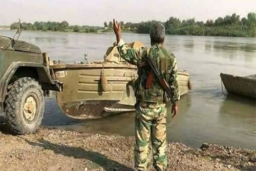 soldado sirio en la orilla del Éufrates