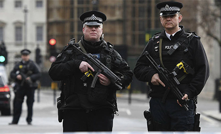 Agentes de la Policía británica Reino Unido: Detienen a cuatro hombres que planeaban actos terroristas