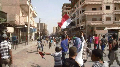 vecinos de Deir Ezzor celebran la ruptura del cerco Llega a Deir Ezzor el primer convoy con ayuda humanitaria