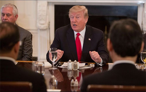 Los talibanes amenazan a Trump con más violencia Los talibanes amenazan a Trump con más violencia