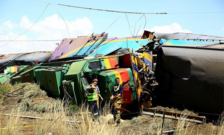 Se descarrila un tren en Sudáfrica Más de catorce muertos por descarrilar un tren en Sudáfrica