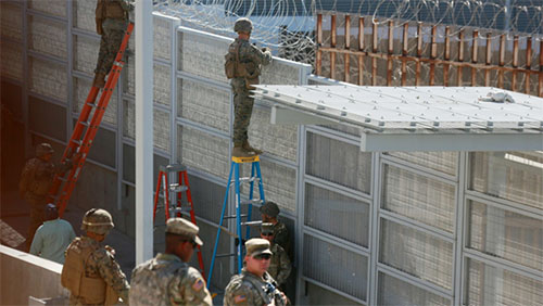 Militares colocan alambradas en zona fronteriza con México EEUU militariza su frontera ante avance de caravana de migrantes