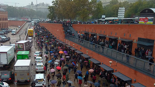 los pasajeros se alejan de la estación de Atocha La policía desaloja la estación de Atocha en Madrid por falsa alarma