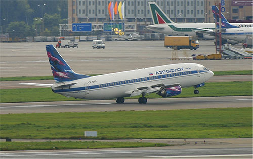 un avión Boeing 737 Un hombre muere atropellado por un avión en Moscú