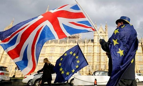 un manifestante contra el Brexit Tercera renuncia en el Gabinete británico por el borrador del Brexit
