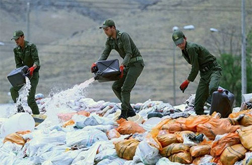agentes iraníes queman droga incautada Agentes iraníes desmantelan bandas de narcotraficantes