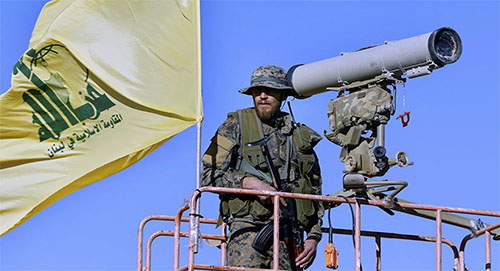 miembro de Hezbolá vigila movimientos del enemigo israelí El enemigo israelí alerta de una nueva arma electrónica de Siria y Hezbolá