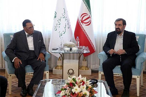 Louis Farrakhan con Mohsen Rezaei Líder religioso estadounidense considera errónea política antiiraní