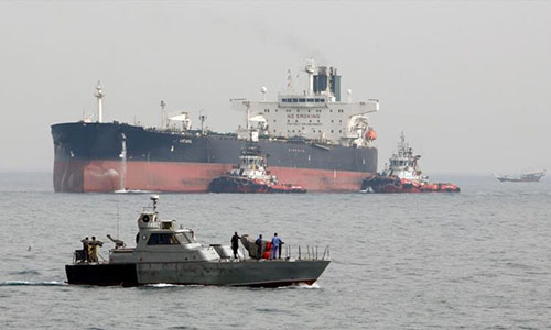 una lancha rápida escolta un petrolero iraní Estados Unidos amenaza a petroleros iraníes