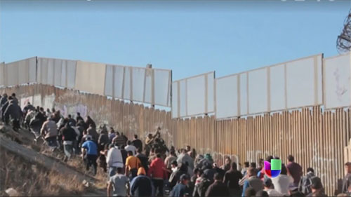 migrantes en la frontera de México con EEUU Miles de migrantes llegan a Tijuana en la frontera de México con EEUU