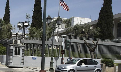 embajada de EEUU en Atenas Atacan la embajada de EEUU en Atenas con botellas llenas de pintura