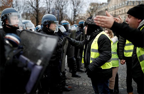 Policía frente a manifestantes Francia se prepara para la próxima protesta de los “chalecos amarillos”