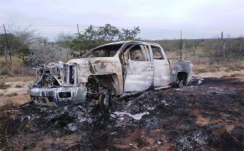 uno de los vehículos quemados Hallan 20 cadáveres en la frontera entre México y Estados Unidos
