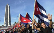 Ra&#250l Castro preside desfile de trabajadores cubanos