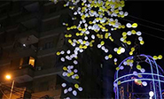 Globos en el cielo en lugar de r&#225;fagas de fuego