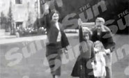 Filtran polémicas fotos de la reina Isabel II haciendo el saludo nazi