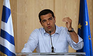 El primer ministro griego Alexis Tsipras  anuncia su dimisi&#243n