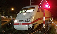 Diecisiete heridos al chocar un tren con un autocar de turistas