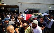 Miles de palestinos asisten al entierro del joven asesinado por soldados israelíes