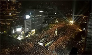 Miles de coreanos celebran el fin de Año manifestando contra Park