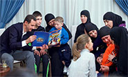 Al Assad y su esposa reciben a mujeres y niños liberados de grupos terroristas