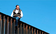 Un diputado mexicano escala “el ridículo muro de Trump”