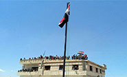 La bandera nacional siria vuelve a ondear en Rasten y Talbisé
