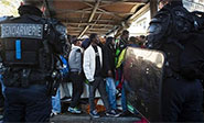 La policía desmantela un campamento de inmigrantes en el norte de París
