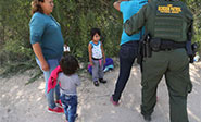 Una juez rechaza la solicitud de Trump para detener a niños inmigrantes