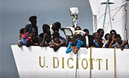 Los migrantes a bordo del barco Diciotti esperan una solución “europea”