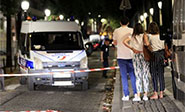 Un hombre ataca a transeúntes en una calle de París