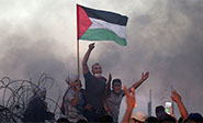 Tropas israelíes reprimen protestas palestinas con humo y fuego