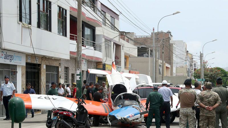 Una avioneta militar se estrella en una calle de Lima y deja dos heridos
