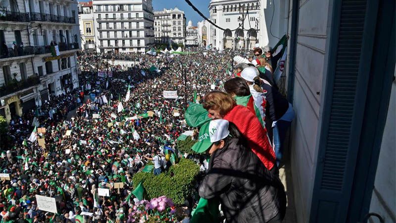 Los argelinos vuelven a tomar las calles pidiendo el fin del r&eacute;gimen de Buteflika