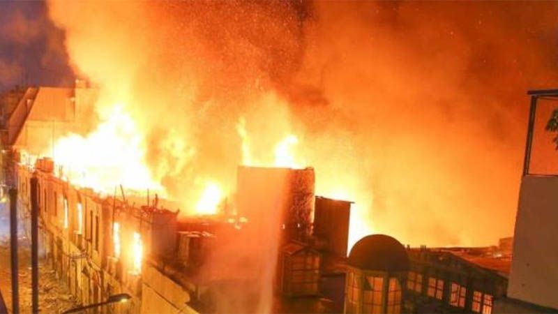 Un gran incendio se desat&oacute; en una zona comercial del centro de Lima
