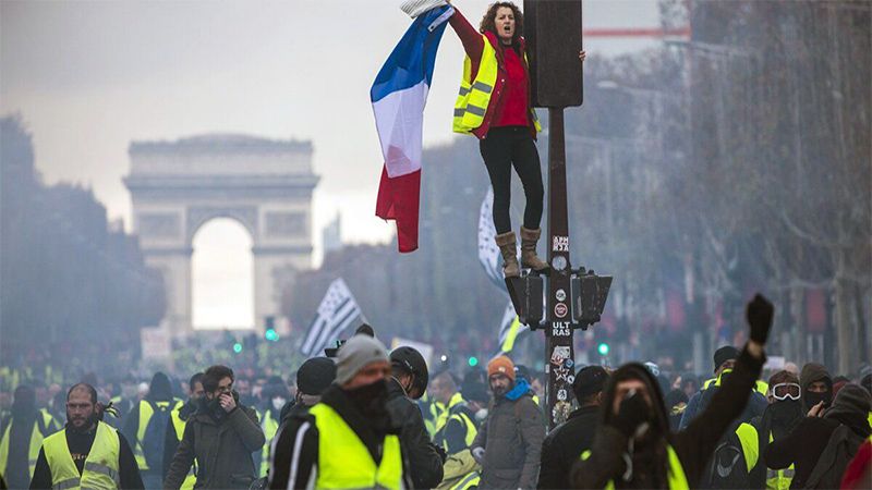 Los &lsquo;chalecos amarillos&rsquo; salen a las calles de Par&iacute;s en la 27.a ronda de protestas
