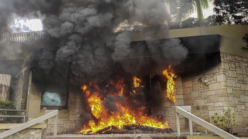 Encapuchados incendian la fachada de la Embajada de EEUU en Honduras