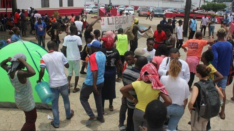 Militares desalojan a migrantes que protestan en el sur de M&eacute;xico