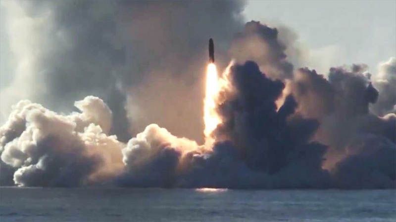 Submarinos nucleares rusos lanzan misiles bal&iacute;sticos en el mar de Barents
