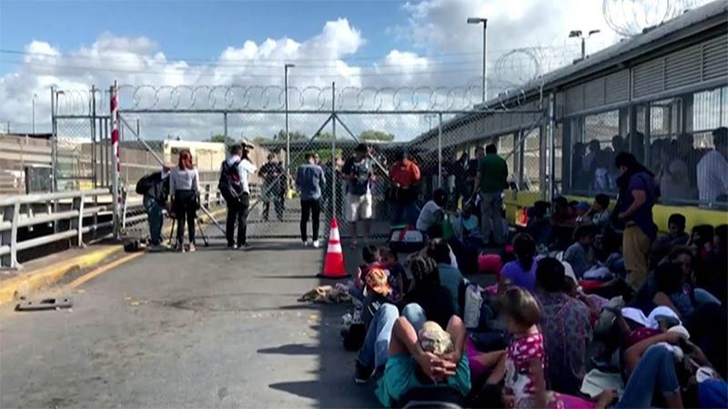 Migrantes bloquean un puente que conecta M&eacute;xico y EEUU