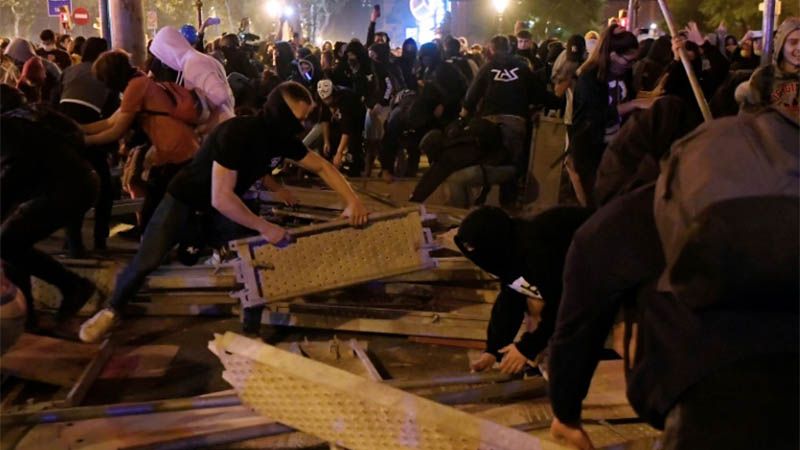 Tercera noche consecutiva de violencia en Catalu&ntilde;a deja casi 200 heridos y m&aacute;s de 30 detenidos