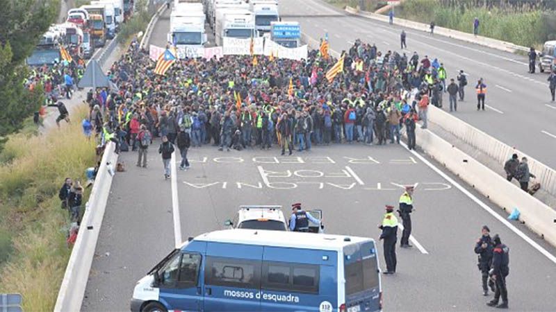 Las manifestaciones en Catalu&ntilde;a cortan una frontera terrestre entre Francia y Espa&ntilde;a