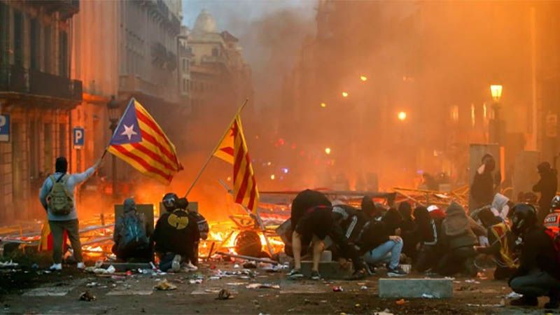 Barcelona vive su noche m&aacute;s violenta de la semana: barricadas, incendios y cargas policiales