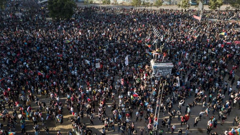 Masivas movilizaciones mantienen presi&oacute;n sobre gobierno chileno