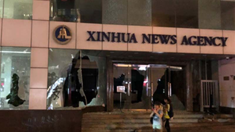 Manifestantes atacan un edificio de la agencia de noticias china Xinhua en Hong Kong