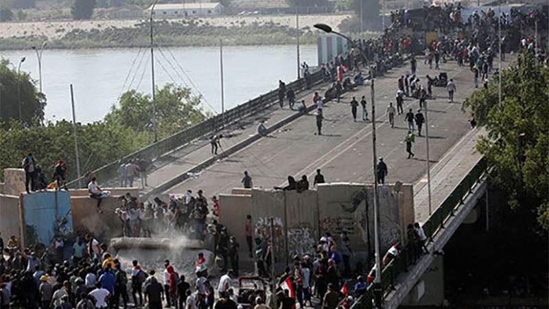 Los manifestantes de Iraq vuelven a ocupar un puente en Bagdad