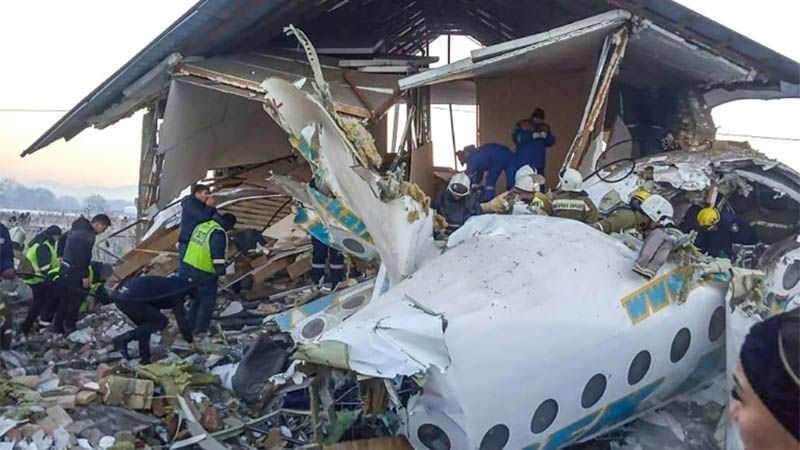 Al menos 15 muertos al estrellarse un avi&oacute;n de pasajeros en Kazajist&aacute;n