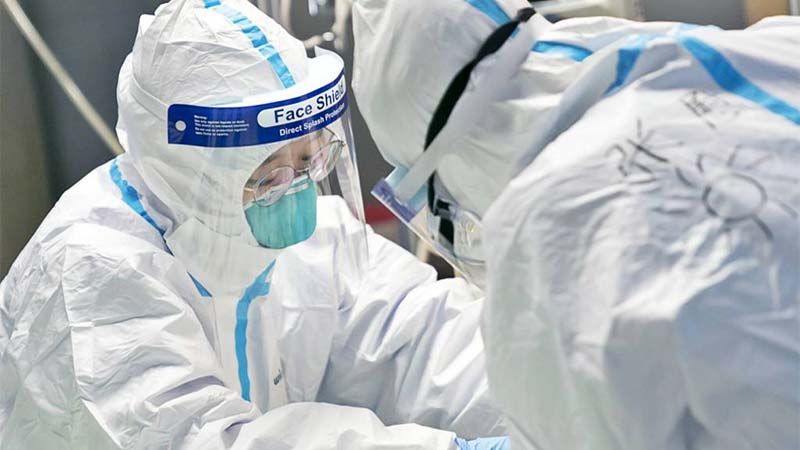 China: Confirman la primera muerte de un m&eacute;dico por coronavirus